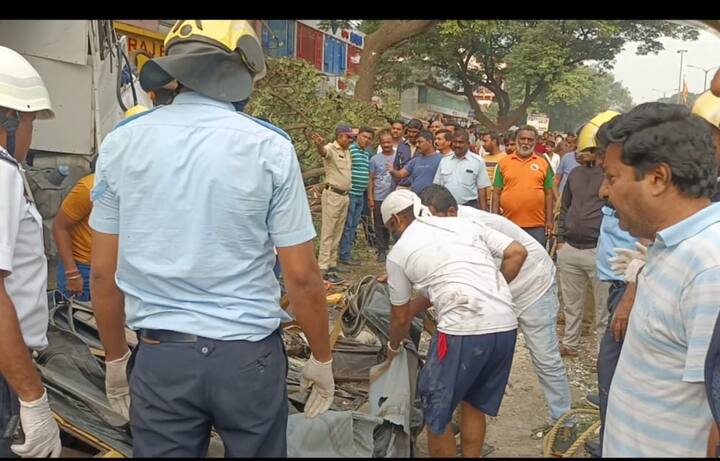 कॉन्क्रिट मिक्सर ट्रक खाली अडकलेल्या रिक्षा क्रेनच्या सहाय्याने काढण्यात आल्या आहेत.