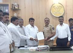 Kalyan news : ठाकरे गटातील जिल्हा प्रमुखाला शिंदे गटाचा मदतीचा हात