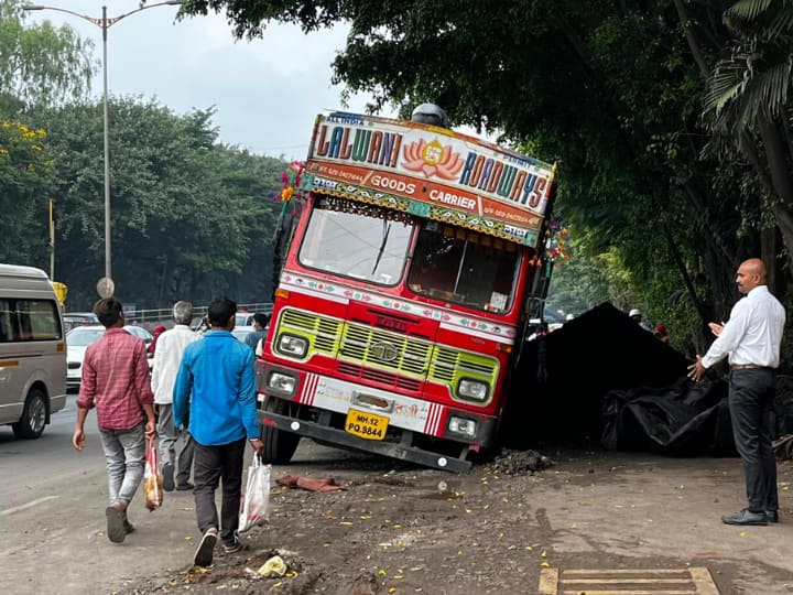 Pune residents suffer from traffic jams in the morning at shibaji nagar pune Pune Accident News : शिवाजीनगरमध्ये ट्रक खड्ड्यात; वाहतूक कोंडीने पुणेकरांना मनस्ताप