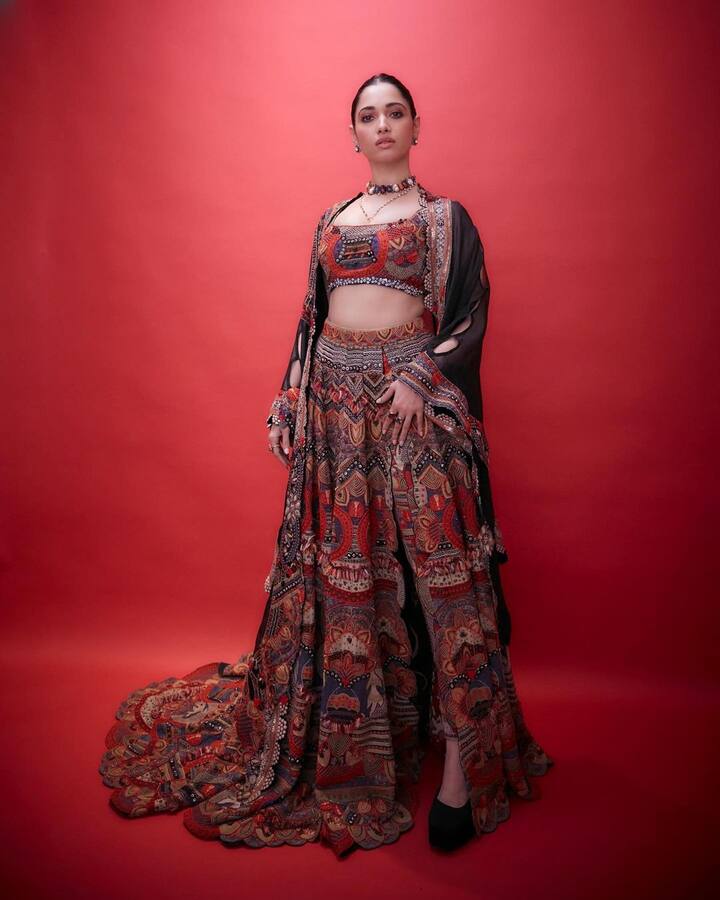 अभिनेत्री देखील या प्रकरणात तिच्या चाहत्यांना कधीही निराश करत नाही. अनेकदा ती तिच्या नव्या लूकची झलक चाहत्यांसोबत शेअर करत असते. तमन्नाने नुकतेच तिचे काही फोटो इंस्टाग्रामवर शेअर केले आहेत, ज्यामध्ये ती खूपच बोल्ड लूकमध्ये दिसत आहे.(फोटो सौजन्य :tamannaahspeaks/इंस्टाग्राम)