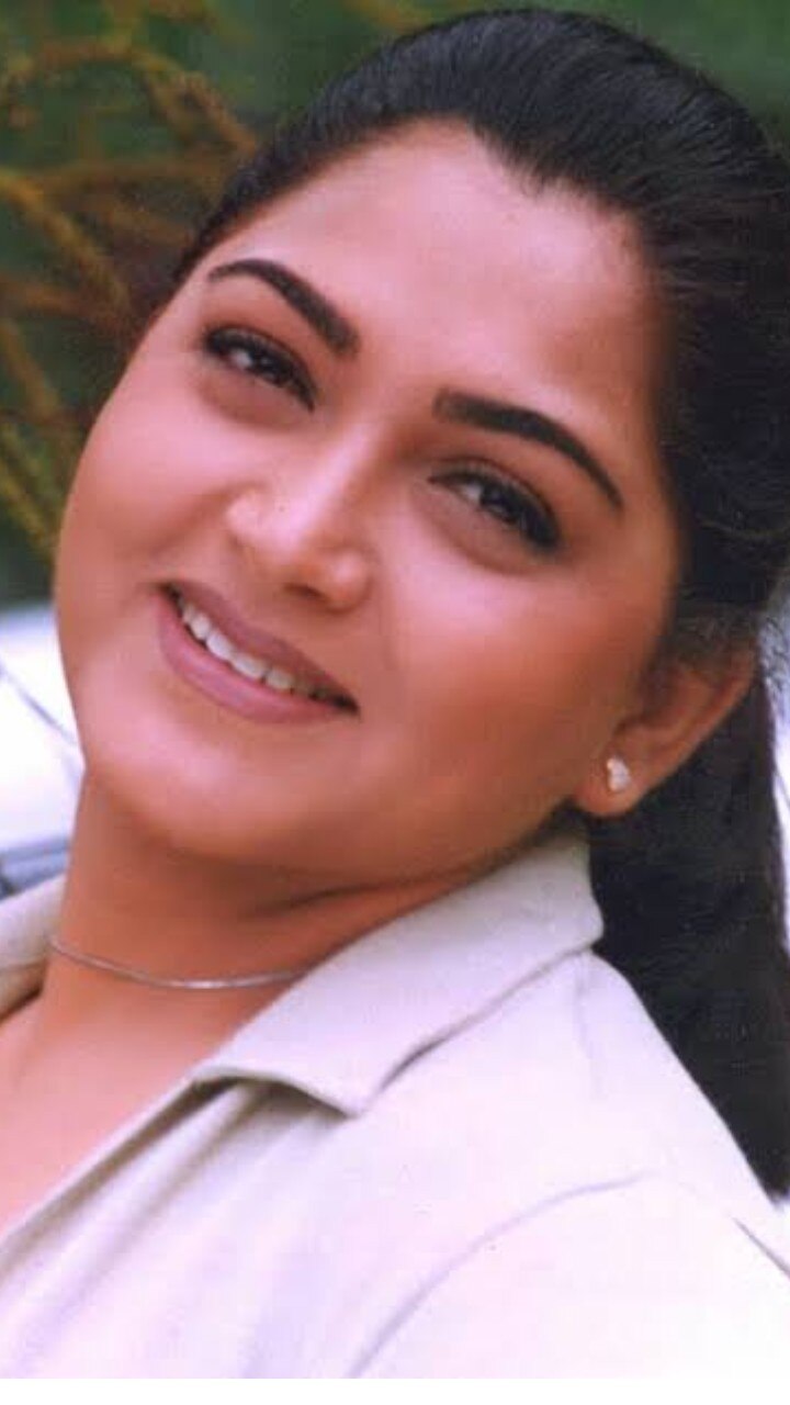 வளர்ந்த பிறகு ஹிந்தி, தமிழ், தெலுங்கு, கன்னடம், மலையாளம் என அனைத்து மொழி படங்களிலும் நடித்தவர்