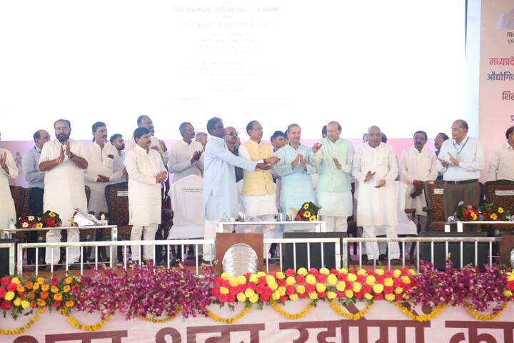 इससे पहले मुख्यमंत्री ने कार्यक्रम स्थल पर विभिन्न कंपनियों द्वारा युवाओं को रोजगार देने के लिए लगाए गए स्टॉल का निरीक्षण किया. उन्होंने कंपनियों के प्रतिनिधियों से रोजगार प्रदान करने की प्रक्रिया की जानकारी ली. रोजगार दिवस के अवसर पर गुजरात, राजस्थान और मध्यप्रदेश के सीहोर, इंदौर, देवास, रायसेन सहित अनेक जिलों से 21 कम्पनियों ने अपने स्टॉल लगाए.