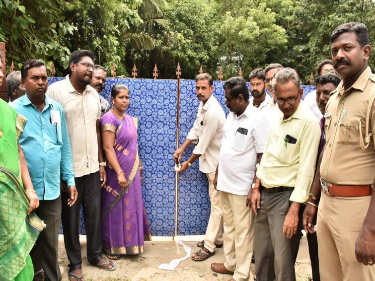 Recovery of encroached temple land worth one crore rupees in Mayiladuthurai TNN மயிலாடுதுறையில்  ரூ.1 கோடி  மதிப்பிலான ஆக்கிரமிப்பு செய்யப்பட்ட கோயில் நிலம் மீட்பு