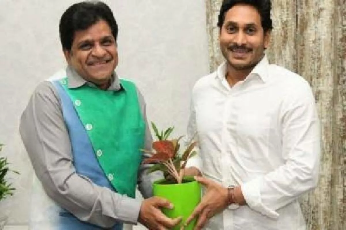 YSRCP Ali : రూమర్సేమీ లేకుండా పార్టీ వీడట్లేదని ప్రకటన చేశారేంటి ? అలీకి కూడా రాజకీయం వంటబట్టేసిందా ?