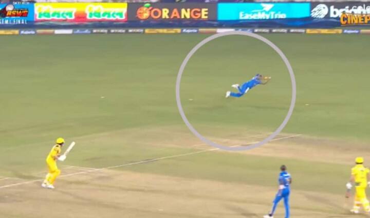 Road Safety World Series 2022: Suresh Raina takes a stunning catch during IND-L vs AUS-L match VIDEO: સુરેશ રૈનાએ રોડ સેફ્ટી વર્લ્ડ સીરિઝમાં 'સુપરમેન' બની કર્યો કેચ, સચિન તેંડુલકર ભેટી પડ્યો