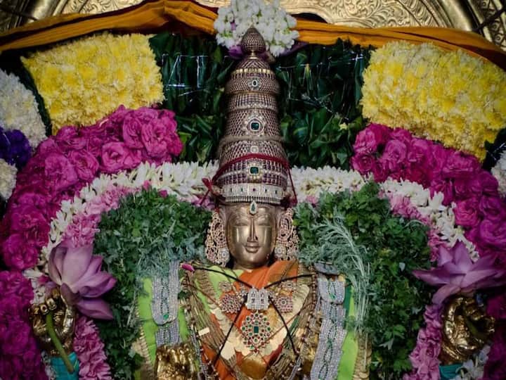 கையில் தாமரை பூவுடன் காட்சி தரும் கெஜலட்சுமி அம்மன்