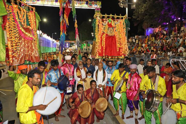 స్వామివారికి ప్రీతిపాత్రమైన ముత్యాలహారాలు - రత్నాల వల్ల కలిగే వేడిమినీ, పుష్పాల వల్ల కలిగే సుగంధాన్ని తమలో ఇముడ్చుకుని, స్వామివారి వక్షఃస్థలానికి, అక్కడి లక్ష్మీదేవికి సమశీతోష్ణస్థితిని చేకూరుస్తూ, తాపగుణాన్ని హరిస్తూ, ఉత్సాహాన్ని, ప్రశాంతతను చేకూరుస్తున్నాయి.