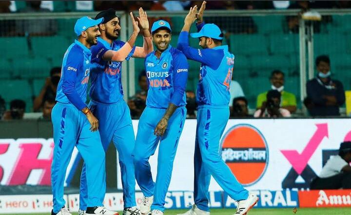 23 ਸਾਲਾ ਤੇਜ਼ ਗੇਂਦਬਾਜ਼ ਅਰਸ਼ਦੀਪ ਨੇ ਦੱਖਣੀ ਅਫਰੀਕਾ ਖਿਲਾਫ਼ ਸੀਰੀਜ਼ ਦੇ ਪਹਿਲੇ ਟੀ-20 ਮੈਚ 'ਚ ਸ਼ਾਨਦਾਰ ਪ੍ਰਦਰਸ਼ਨ ਕੀਤਾ। ਉਹਨਾਂ ਨੇ ਮੈਚ ਦੇ ਆਪਣੇ ਪਹਿਲੇ (ਦੂਜੀ ਪਾਰੀ) ਓਵਰ ਵਿੱਚ ਤਿੰਨ ਵਿਕਟਾਂ ਲਈਆਂ। ਉਹਨਾਂ ਨੇ ਕਵਿੰਟਨ ਡੀ ਕਾਕ, ਰਿਲੇ ਰੋਸੋ ਅਤੇ ਡੇਵਿਡ ਮਿਲਰ ਦੀਆਂ ਵਿਕਟਾਂ ਲਈਆਂ। ਅਰਸ਼ਦੀਪ ਨੂੰ ਪਲੇਅਰ ਆਫ ਦਾ ਮੈਚ ਚੁਣਿਆ ਗਿਆ।