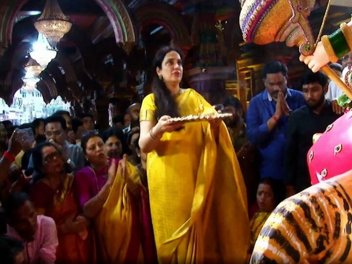 स्वतः आनंद दिघे हे देवीची नऊ दिवस श्रद्धेने उपासना करायचे.