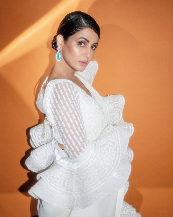 हा लूक पूर्ण करण्यासाठी तिने न्यूड मेकअप केला आहे आणि त्यासोबत केस बन स्टाईलमध्ये बांधले आहेत.(फोटो सौजन्य :realhinakhan/इंस्टाग्राम)