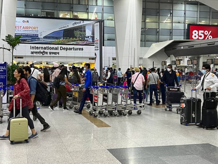 Delhi Airport Overcrowding: दिल्ली एयरपोर्ट पर भीड़ को लेकर संसदीय कमेटी ने कंपनी को लगाई फटकार, एक महीने में हालात सुधरने के आसार