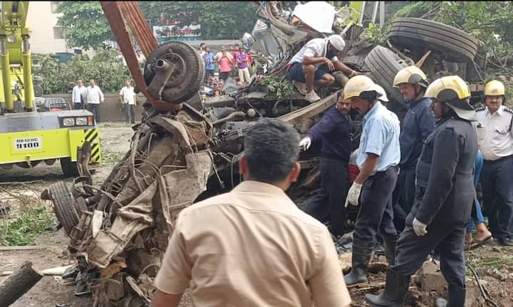 पुण्यातील हडपसर परिसरात मोठा अपघात झाला आहे. एका कॉन्क्रिट मिक्सर ट्रकनं एकाच वेळी चार रिक्षांना धडक दिली आहे.