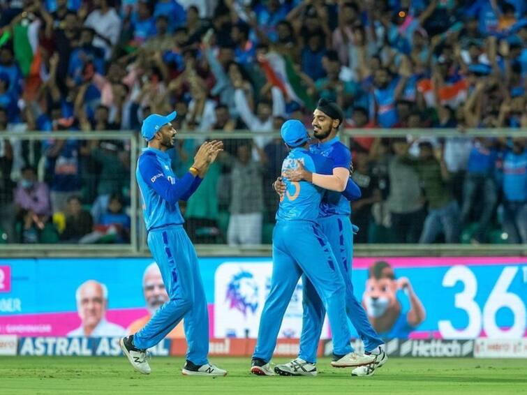 IND vs SA:  Arshdeep Singh Breaks Record against South Africa 1st T20I Greenfield International Stadium, Thiruvananthapuram  IND vs SA: अर्शदीप सिंहची जबरदस्त गोलंदाजी; दक्षिण आफ्रिकेविरुद्ध अशी कामगिरी करणारा पहिलाच 