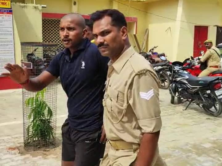 mau news SP leader Rahul Sahni was threatening by showing arms in front of police arrested ann Mau News: पुलिस के सामने ही हथियार दिखाकर दी जान से मारने की धमकी, सपा नेता राहुल साहनी गिरफ्तार