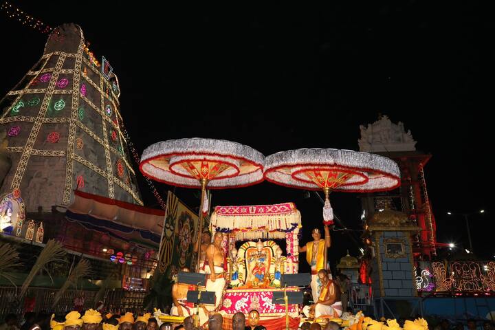 ముత్యాల నిర్మలకాంతులు వ్యాపించడానికి, ఆ కాంతులు దర్శించి భక్తులు ముక్తులు కావడానికి రాత్రి వేళ అనుకూలం. అందుకే శ్రీమలయప్పకు మూడో రోజు రాత్రి మొదటి యామంలో ముత్యాల పందిరిలో కూర్చొని విహరించే కైంకర్యాన్ని పెద్దలు నిర్ణయించారు.