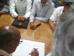Photos: कांग्रेस अध्यक्ष पद की रेस में शामिल हुए दिग्विजय सिंह, नामांकन फॉर्म लिया, देखिए तस्वीरें