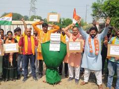 बम धमाकों पर भड़की शिवसेना, फूंका आंतकवाद का पुतला, पाकिस्तान को सबक सिखाने की मांग