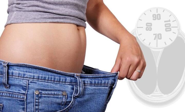 কিন্তু কথায় বলে, তাড়াহুড়োতে কিছুই করা উচিত নয়। ওজন ঝরানোর ক্ষেত্রেই এই কথা প্রযোজ্য। বরং ওজন কমাতে গিয়ে তাই কিছু ভুল করে ফেলি আমরা।