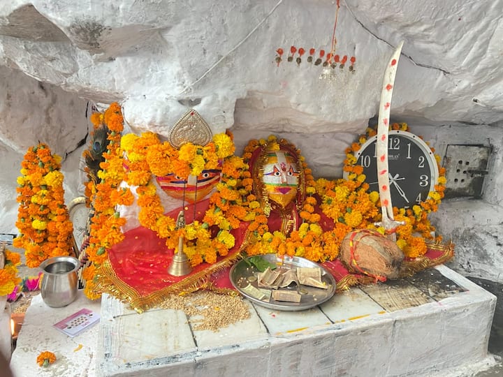 देशभर में नवरात्रि पर्व चल रहा है. जगह-जगह माताजी की प्रतिमाएं स्थापित है और गरबा कार्यक्रम चल रहे हैं. साथ ही माता के कई प्राचीन मंदिर की पूजा-अर्चना देखने को मिल रही है. ऐसे में आपको ऐसे माताजी के स्थान का दर्शन कराने जा रहे हैं जहां सूरज की पहली किरण गिरती है. इसी कारण माता के मंदिर का नाम भी सुरजबारी माता जी है.