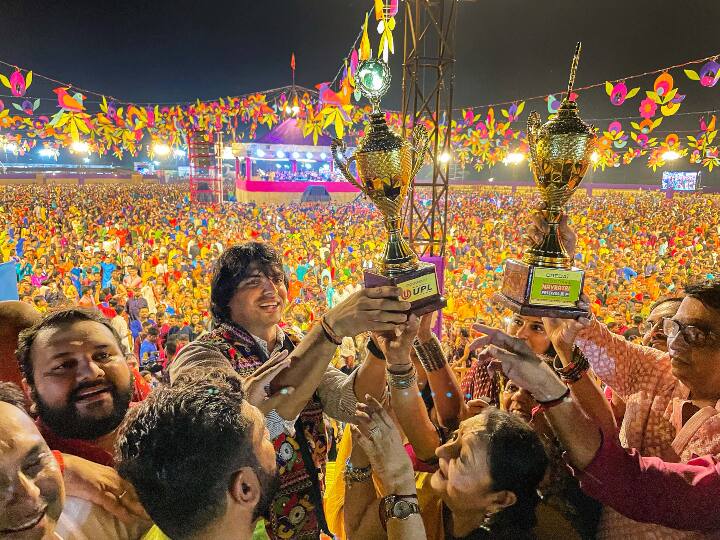 नीरज चोपड़ा जब स्टेज पर चढ़े तो भीड़ जोर-जोर से नारे लगाती नजर आई. एक अन्य वीडियो में वह स्टैंड से भीड़ पर हाथ हिलाते भी नजर आए.