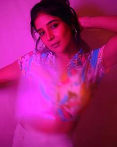 Actress Sakshi Agarwal : இந்த இரவுதான் போகுதே போகுதே..நடிகை சாக்ஷி அகர்வாலின் சமீபத்திய புகைப்படங்கள்!