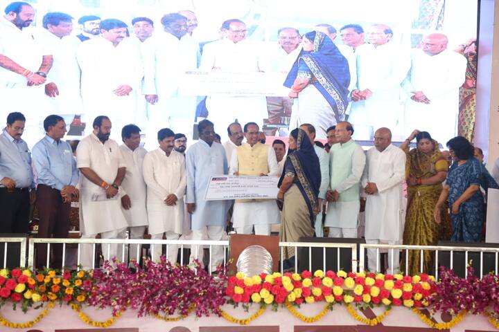 इस दौरान मुख्यमंत्री शिवराज सिंह चौहान ने बुधनी में मेडिकल कॉलेज खोलने की घोषणा करते हुए कहा कि इससे नर्मदापुरम् संभाग के नागरिकों को भी बेहतर स्वास्थ्य सेवाएं मिल पाएंगी. उन्होंने बुधनी क्षेत्र में फोर लेन सड़कों के निर्माण का उल्लेख करते हुए कहा कि बुधनी में और भी उद्योग आयेंगे जिनसे क्षेत्र और भी समृद्ध होगा.