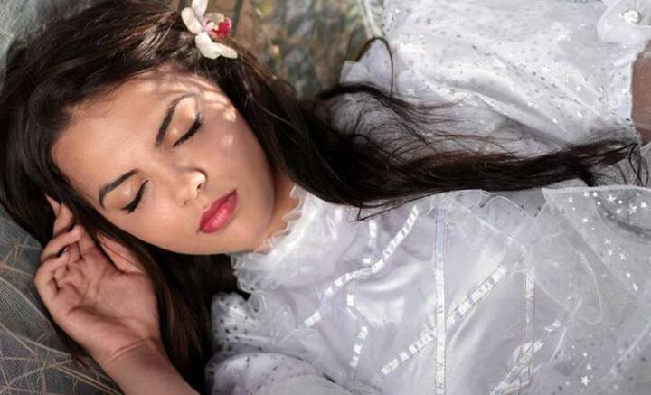 সারা দিন হাড়ভাঙা পরিশ্রম। বাড়ি ফিরে তাই বিছানা দেখলেই হল। পড়ামাত্রই ঘুম। চারিপাশের কোনও কিছু সম্পর্কে হুঁশ থাকে না।