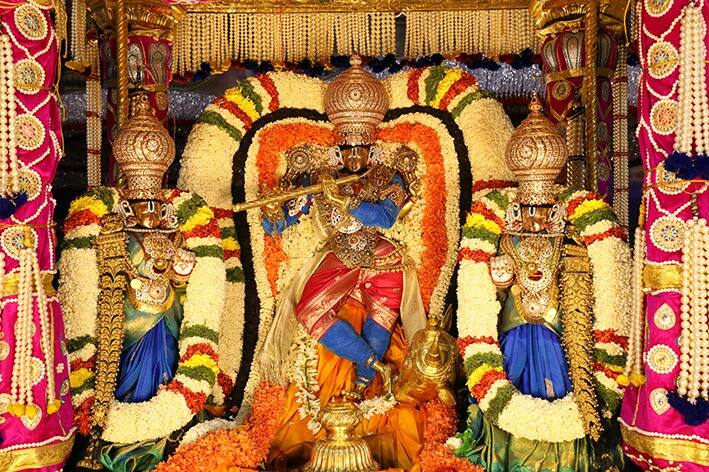 ముత్యం స్వచ్ఛతకు సంకేతం. మనిషి ఆత్మ ఎన్నో జన్మల అనంతరం విశ్వలోకాల నుండి రాలి, దుర్లభమైన మానవజన్మను సంతరించుకుంటుంది. శరీరాన్ని ఆధ్యాత్మిక సంపదతో శుద్ధి చేసుకుంటే బుద్ధి ముత్యంలాగా మారి, జనన, మరణచక్రం నుండి విడుదలై మోక్షాన్ని పొందుతుంది.