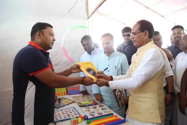 मुख्यमंत्री ने नागरिकों से महाकाल लोक के आगामी 11 अक्टूबर को प्रधानमंत्री श्री नरेंद्र मोदी द्वारा किए जाने वाले लोकार्पण कार्यक्रम में सहभागिता की अपील की. उन्होंने मंदिरों को सजाने संवारने दीप जलाने भजन कीर्तन आदि करने की अपील की.