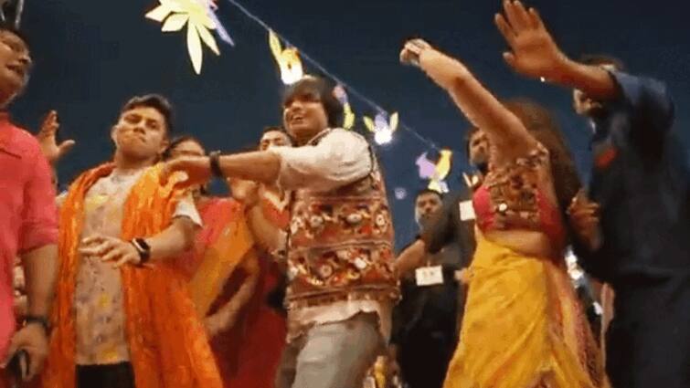 Gujarat Video: Olympic gold medalist Neeraj Chopra doing Garba in Vadodara yesterday Neeraj Video: નીરજ ચોપડાનો નવો અંદાજ, વડોદરામાં ફેન્સ સાથે નવરાત્રીના ગરબા રમવા પહોંચ્યો, જુઓ વીડિયો