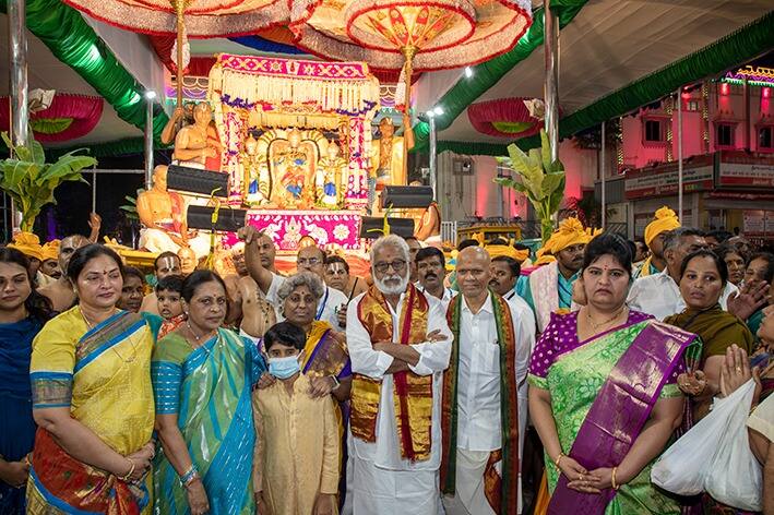 ముత్యపు పందిరి వాహనంపై తిరుమాఢ వీధులో ఊరేగుతున్న మలయప్ప స్వామి వారికి భక్తులు కర్పూర నీరాజనాలు పలికారు.