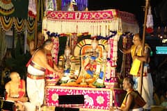 ముత్యపు పందిరి వాహనంపై మలయప్ప స్వామి, భక్తులకు కనువిందు