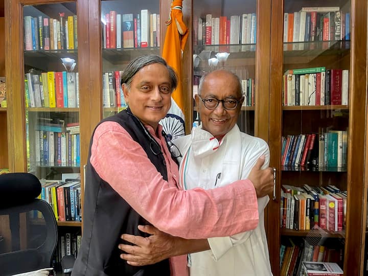Congress President Elections: Shashi Tharoor Meets Digvijaya Singh Ahead Of Cong Prez Polls Congress President Elections: 'శత్రువుల్లా కాదు, స్నేహితుల్లా పోరాడతాం'- దిగ్విజయ్‌తో శశి థరూర్ భేటీ!