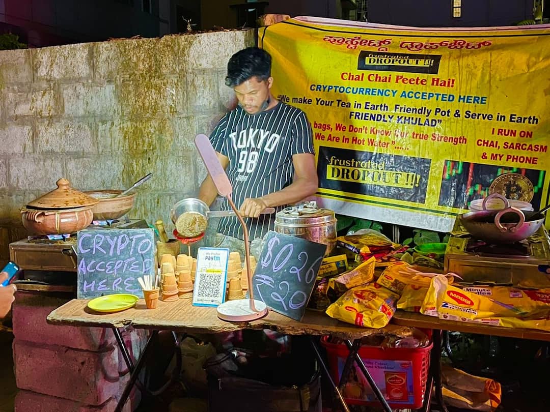 Crypto Payment: பெங்களூருவின் சாலையோரக் டீ கடையில் கிரிப்டோ கரன்சிகள்; அசத்தும் இளைஞர் Bengaluru Tea Seller Accepts Payment in Cryptocurrency Grabs Attention on Social Media Crypto Payment: பெங்களூருவின் சாலையோரக் டீ கடையில் கிரிப்டோ கரன்சிகள்; அசத்தும் இளைஞர்