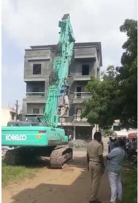 पोलीस बंदोबस्तात कारवाई करण्यात आली