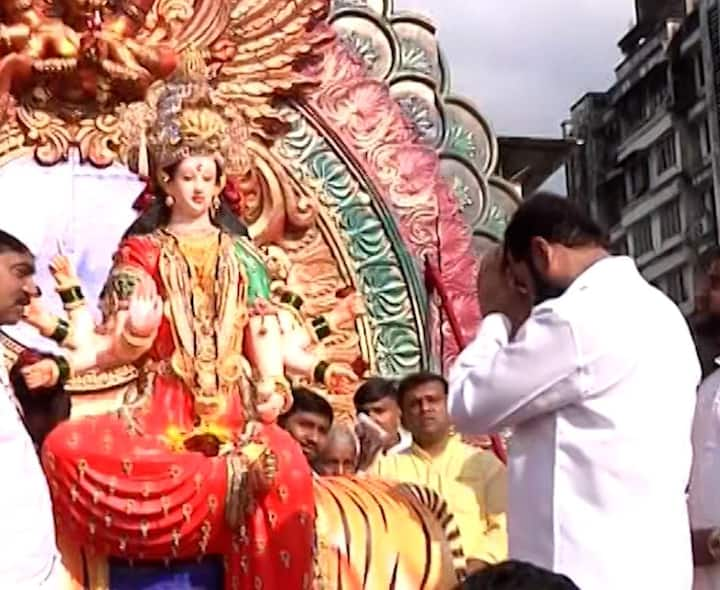 ठाण्याच्या टेंभी नाका (Thane Tembhi Naka) इथली देवी यावर्षी सर्वात जास्त चर्चेत आहे. ठाण्याची दुर्गेश्वरी असे नाव असलेल्या या देवीचा इतिहास आणि राजकीय महत्त्व त्यासाठीच जाणून घेणे महत्त्वाचे आहे.