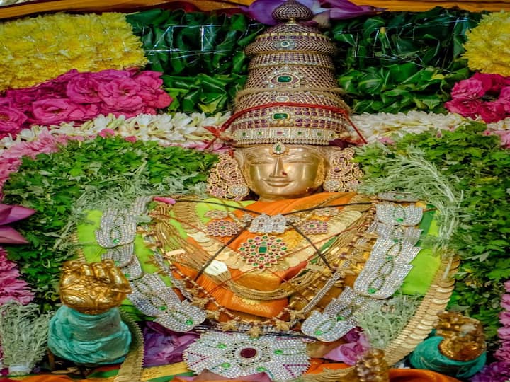 வைர அலங்காரத்தில் ஜொலிக்கும் கெஜலட்சுமி அம்மன்