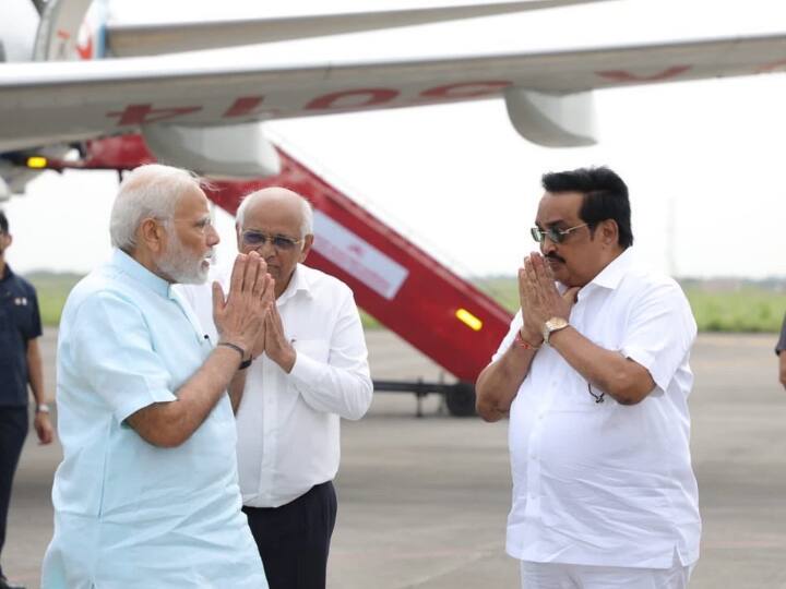 पीएम मोदी अपने दो दिवसीय दौरे को लेकर गुजरात पहुंच चुके हैं. इस दौरान पीएम मोदी गुजरात में कई परियोजनाओं का उद्घाटन और शिलान्यास करेंगे.