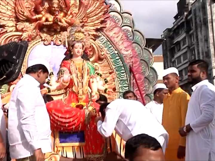 ठाण्याच्या टेंभी नाका (Thane Tembhi Naka) इथली देवी यावर्षी सर्वात जास्त चर्चेत आहे आणि याचे कारण देखील शिवसेनेमध्ये (ShivSena) पडलेली उभी फुट हेच आहे.