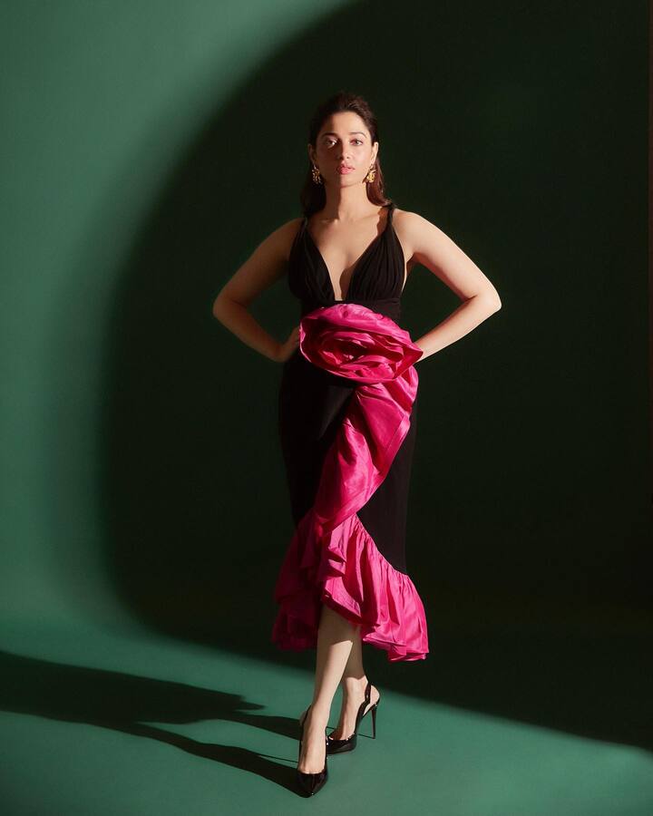 కళ్లు చెదిరే అందం తమన్నాది. తెల్లని పాల నురగలా కనిపించే తమన్నా ఒంటిపై నలుపు, పింకురంగు మరింత ఆకర్షణీయంగా ఉంది. -Image Credit: Tamannaah Bhatia/Instagram