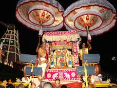 ముత్యపు పందిరి వాహనంపై మలయప్ప స్వామి, భక్తులకు కనువిందు