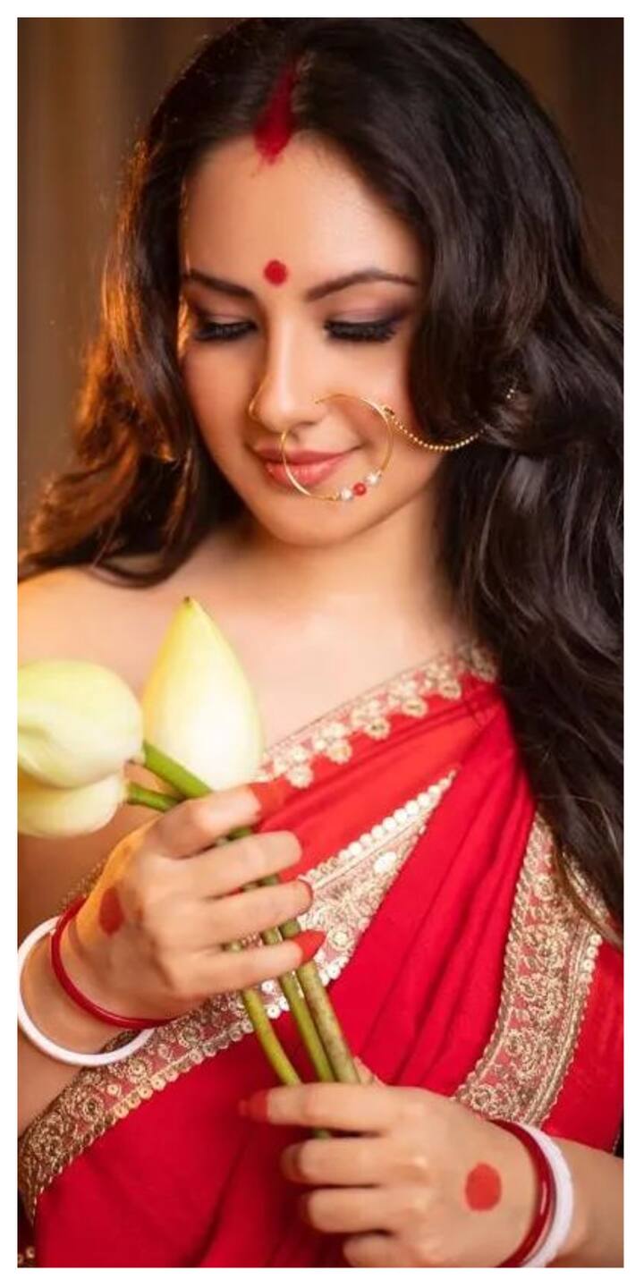 पूजा साड़ी पर अपने लुक को पूरा करने के लिए सिंदूर लगाना कभी नहीं भूलती हैं. पूजा का ये अंदाज देख फैंस उनके कायल हो जाते हैं.