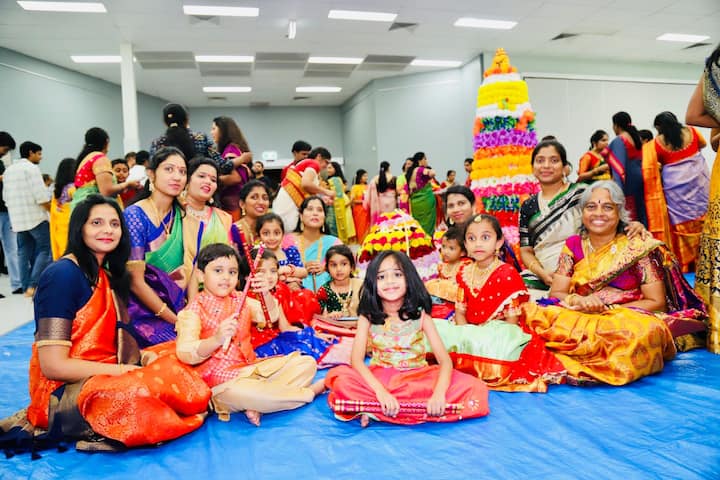 చిన్నారులు అందరూ సంప్రదాయ దుస్తులతో వచ్చి బతుకమ్మ ఆడి ఆకట్టుకున్నారు.