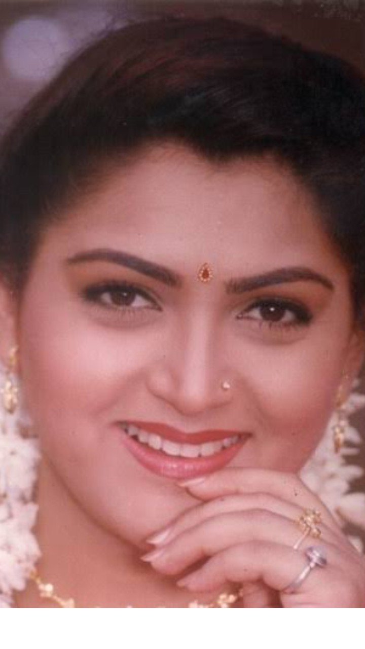 மும்பையில் பிறந்த குஷ்பு குழந்தை நட்சத்திரமாக திரைத்துறையில் நுழைந்தவர்