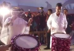 बंगाल दुर्गा पूजा: CM ममता बनर्जी ने देवी पंडाल में बजाया ढाक, मंत्री-मेयर फिरहाद हाकिम ने भी आजमाया हाथ, देखें वीडियो