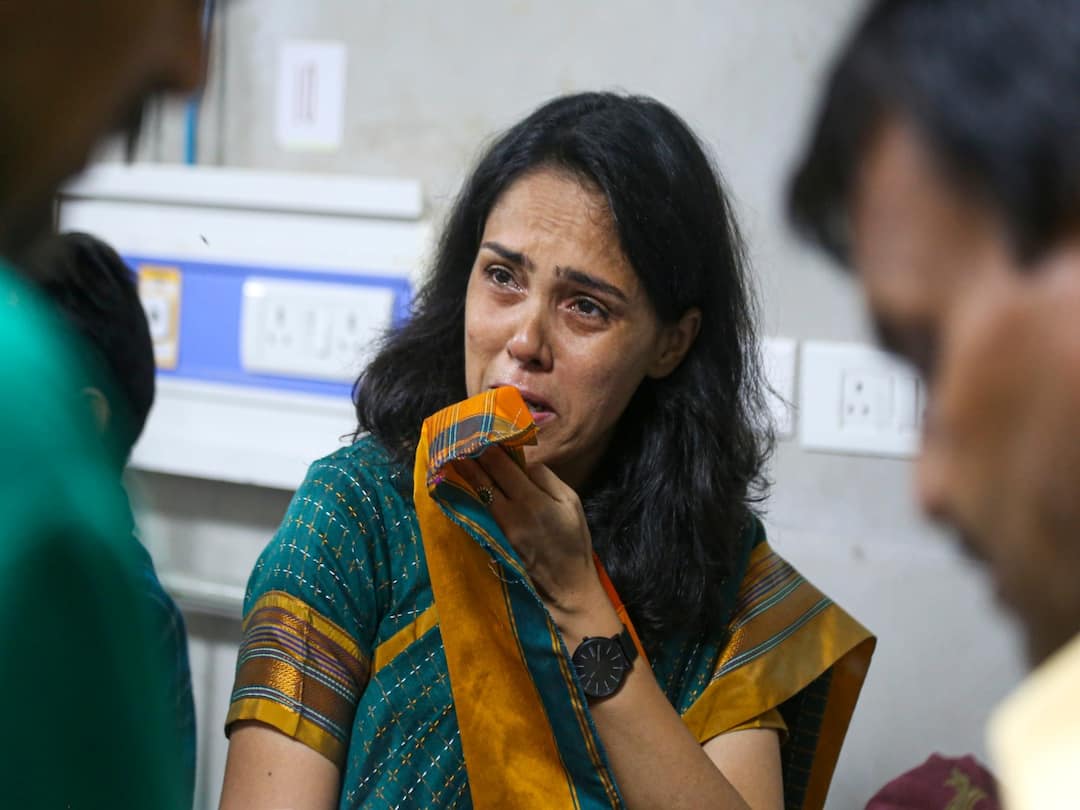 Lakhimpur Bus Accident Bureaucrat Meets Mother Of Child Injured In Accident, Breaks Down Watch Video Lakhimpur Bus Accident: గాయపడిన చిన్నారిని చూసి బోరున ఏడ్చిన ఐఏఎస్ ఆఫీసర్!