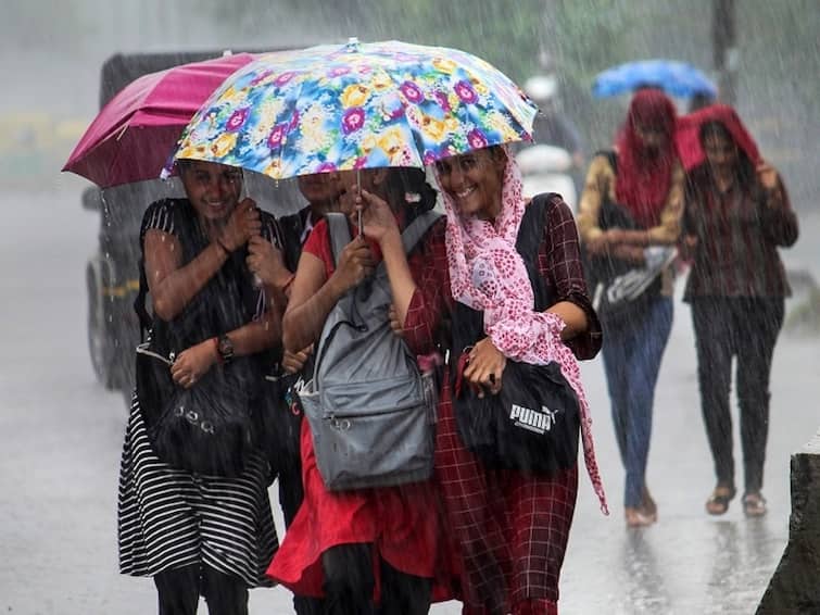 south bengal weather forecast during durga puja days Weather Forecast: সপ্তমীতে ভারী বৃষ্টির পূর্বাভাস দক্ষিণবঙ্গে, বর্ষণ চলবে অষ্টমী-নবমীতেও