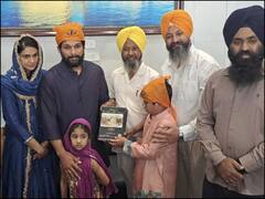 Photos: पत्नी और बच्चों के साथ अमृतसर के गोल्डन टेंपल पहुंचे Allu Arjun, बाघा बॉर्डर पर जवानों को भी किया सैल्यूट