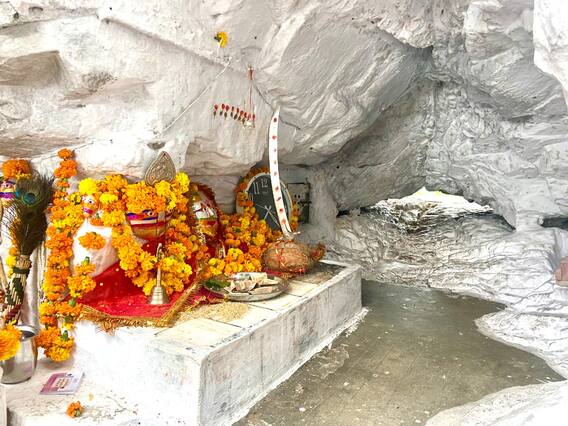In Pics: यहां गिरती है सूरज की पहली किरण, मंदिर जाने के लिए चढ़नी पड़ती हैं 300 सीढ़ियां, देखें तस्वीरें