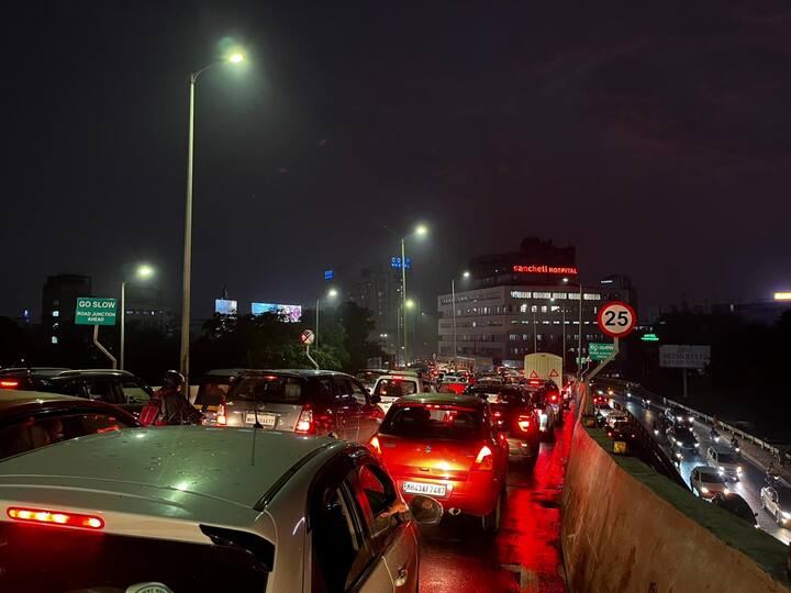 शिवाजी नगर, संगमवाडी, येरवडा, जंगली महाराज, रस्ता, टिळक रस्ता, आपटे रस्त्यावर मोठ्या प्रमाणात वाहतूक कोंडी झाली होती.